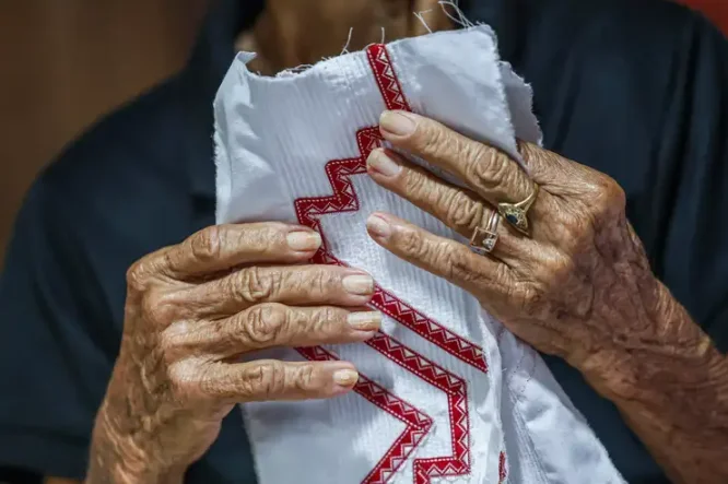 Brasil já tem 4,5 milhões de empreendedores da Economia Prateada 1 bordadeira-no-para-trabalha-com-a-moda-marajoara-foto-marcelo-camargo-agencia-brasil-tvt-news