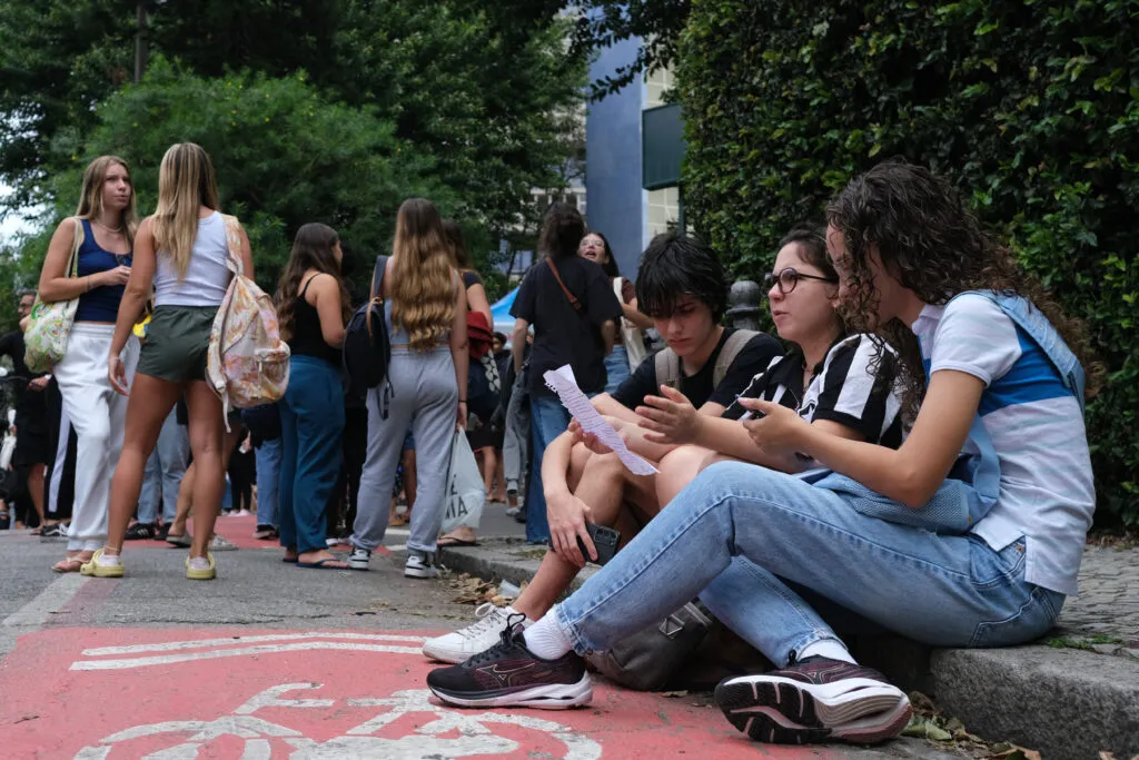 Enem 2026: MEC amplia prazo para pagar taxa de inscrição até dia 22 3 inep-divulga-edital-do-enem-2026-confira-a-data-de-inscricoes-e-realizacao-das-provas-rio-de-janeiro-rj-09-11-2025-candidatos-chegam-para-o-primeiro-dia-de-provas-do-exame-nacional-do-ensino-medio-enem-na-universidade-santa-ursula-em-botafogo-foto-fernando-frazao-agencia-brasil-tvt-news