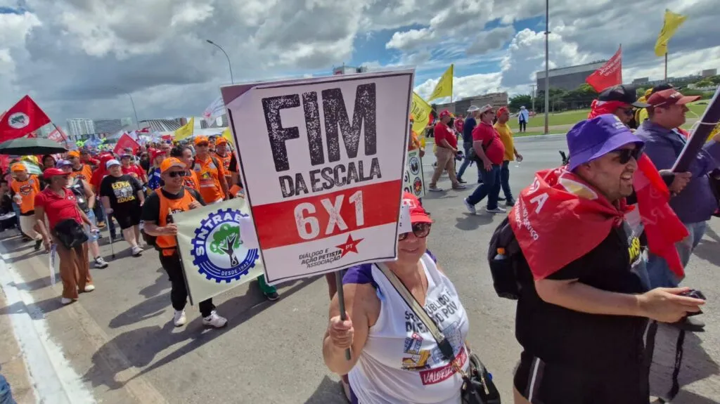 centrais-sindicais-acompanhe-a-marcha-da-classe-trabalhadora-em-brasilia-marcha-dos-trabalhadores-em-brasilia-pede-fim-da-escala-6x1-nesta-quarta-15-foto-ricardo-weber-tvt-tvt-news-fim-da-escala-6x1-camara-dos-deputados-instala-comissao-fim-da-escala-6-x-1-e-reducao-da-jornada-de-trabalho-sem-diminuicao-de-salarios-trabalhadores-pelo-fim-da-escala-6x1-tvt-news