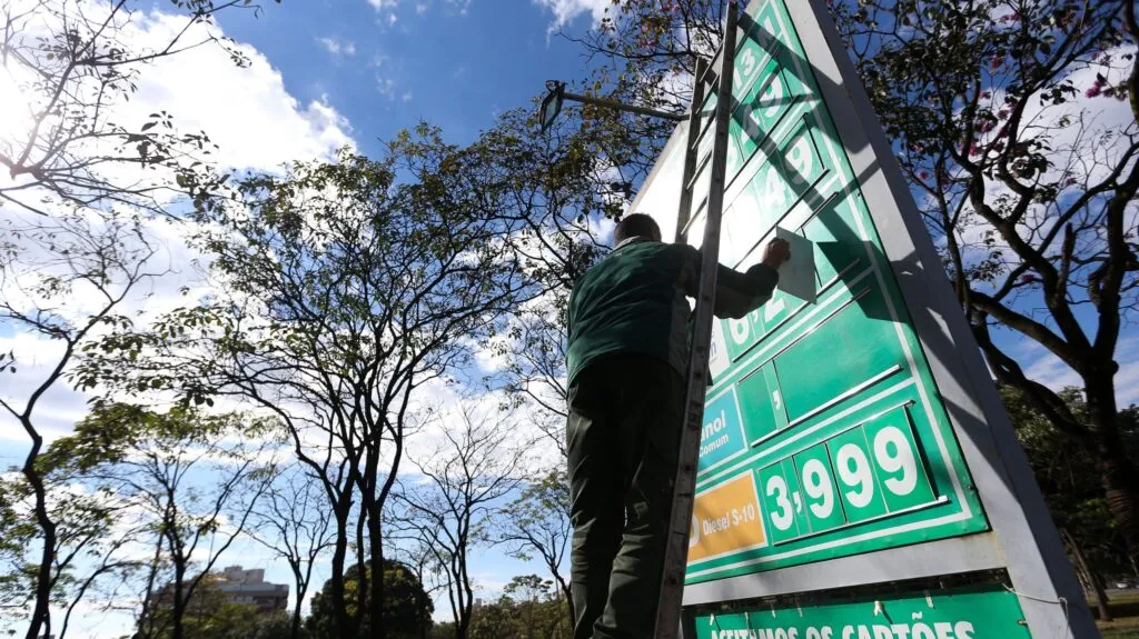 Governo Lula anuncia medidas para reduzir preço de combustíveis 1 combustiveis-governo-lula-deve-aliviar-preco-do-diesel-nos-proximos-dias-postos-do-df-com-ajustes-de-diesel-nova-mp-deve-reduzir-precos-de-abril-e-maio-foto-agencia-brasil-reproducao-tvt-news