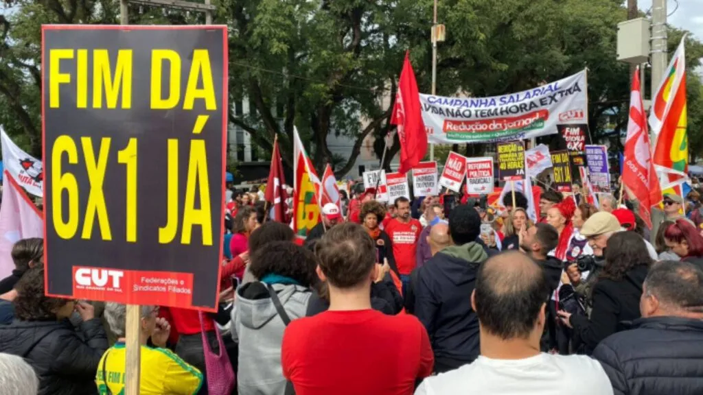 Deputados aprovam o fim da escala 6x1: vitória da classe trabalhadora 3 lula-e-hugo-motta-fecham-acordo-para-acelerar-fim-da-escala-6x1-fim-da-escala-6x1-jornada-de-trabalho-6-x-1-comissao-vota-parecer-sobre-pec-do-fim-da-escala-6x1-relatorio-parecer-pec-reuniao-da-comissao-especial-da-camara-sobre-o-fim-da-escala-6x1-para-discutir-e-votar-o-parecer-do-relator-deputado-leo-prates-comissao-especial-do-fim-da-escala-6x1-ouve-sindicatos-e-movimentos-sociais-reducao-da-jornada-de-trabalho-ao-vivo-votacao-do-fim-da-escala-6x1-na-camara-dos-deputados-tvt-news