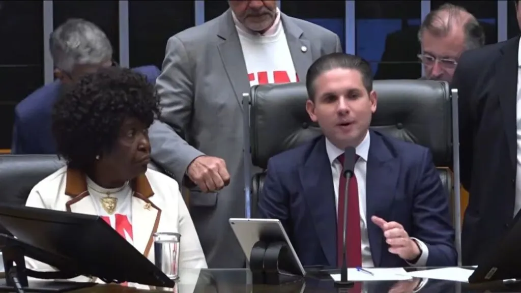 Deputados aprovam o fim da escala 6x1: vitória da classe trabalhadora 5 lula-e-hugo-motta-fecham-acordo-para-acelerar-fim-da-escala-6x1-fim-da-escala-6x1-jornada-de-trabalho-6-x-1-comissao-vota-parecer-sobre-pec-do-fim-da-escala-6x1-relatorio-parecer-pec-reuniao-da-comissao-especial-da-camara-sobre-o-fim-da-escala-6x1-para-discutir-e-votar-o-parecer-do-relator-deputado-leo-prates-comissao-especial-do-fim-da-escala-6x1-ouve-sindicatos-e-movimentos-sociais-reducao-da-jornada-de-trabalho-ao-vivo-votacao-do-fim-da-escala-6x1-na-camara-dos-deputados-tvt-news