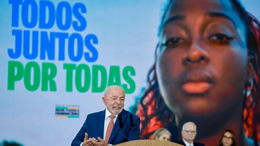 Lula melhora entre eleitores independentes e Flávio piora, diz relatório 2 lula-melhora-entre-eleitores-independentes-e-flavio-piora-diz-relatorio-relatorio-do-instituto-dx-mostra-avanco-de-lula-entre-eleitores-independentes-e-desgaste-de-flavio-bolsonaro-apos-audios-do-caso-vorcaro-pesquisa-eleicao-2026-eleicoes-2026-pesquisas-quaest-datafolha-atlas-real-big-data-tvt-news