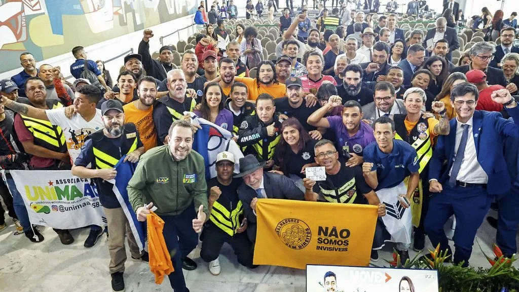entregadores-de-app-podem-financiar-novas-motos-eletricas-move-brasil-entregadores-e-motoapp-programa-de-financiamento-especial-voltado-a-profissionais-que-trabalham-com-entregas-de-mercadorias-transporte-de-passageiros-ou-transporte-de-cargas-por-meio-de-aplicativos-ou-com-vinculo-celetista-tvt-news