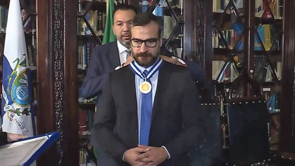 Márcio Canella coloca a Medalha Tiradentes no delegado Marcus Amim, alvos da operação. Foto: Divulgação/Alerj Márcio Canella coloca a Medalha Tiradentes no delegado Marcus Amim, alvos da operação. Foto: Divulgação/Alerj TVT News