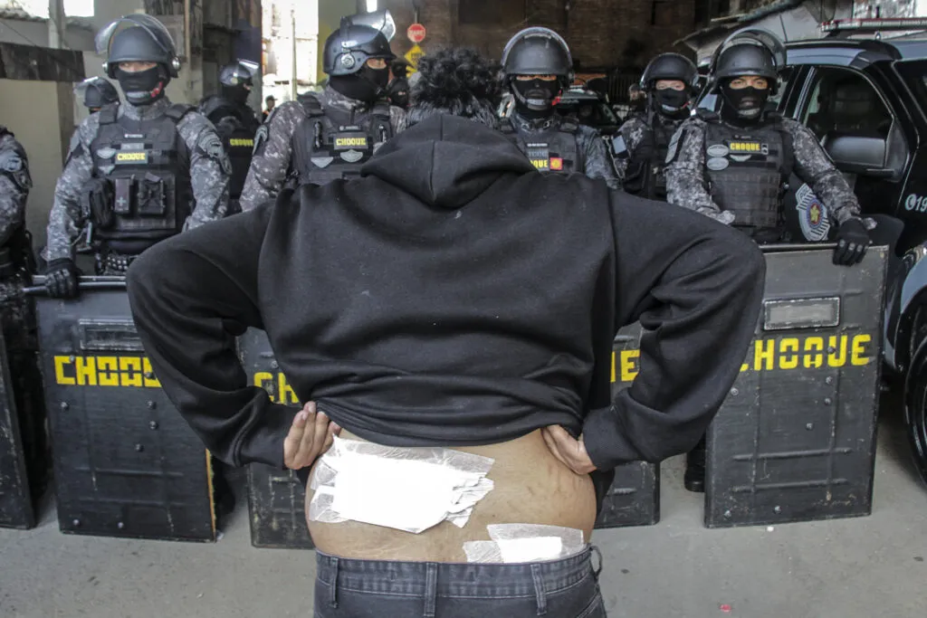 o-que-aconteceu-nos-debates-para-governador-everson-e-ator-e-morava-no-moinho-filho-da-cintia-que-tinha-uma-padaria-na-favela-na-epoca-trabalhava-no-sesc-bom-retiro-no-dia-anterior-a-foto-everson-levou-um-tiro-de-bala-de-borracha-da-policia-dentro-da-favela-durante-seu-horario-de-almoco-do-trabalho-14-de-maio-de-2025-foto-emanuela-godoy-tvt-news-tvt-news