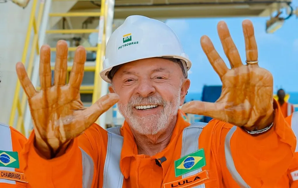 Lula visita a Petrobrás na Foz do Amazonas e diz que petróleo significa soberania nacional e investimento em educação 2 lula-e-alcolumbre-visitam-navio-sonda-da-petrobras-no-amapa-apos-descoberta-de-petroleo-na-margem-equatorial-presidente-da-petrobras-magda-chambriard-recepcionou-comitiva-em-visita-a-sonda-ns-42-que-faz-a-pesquisa-exploratoria-no-poco-morpho-em-aguas-profundas-do-amapa-na-margem-equatorial-brasileira-a-presidente-acompanhou-o-presidente-da-republica-luiz-inacio-lula-da-silva-o-ministro-de-minas-e-energia-alexandre-silveira-a-ministra-da-casa-civil-miriam-belchior-e-o-presidente-do-senado-federal-david-alcolumbre-a-sonda-ns-42-realiza-a-pesquisa-exploratoria-no-poco-morpho-na-margem-equatorial-brasileira-onde-a-petrobras-descobriu-a-presenca-de-hidrocarbonetos-tvt-news