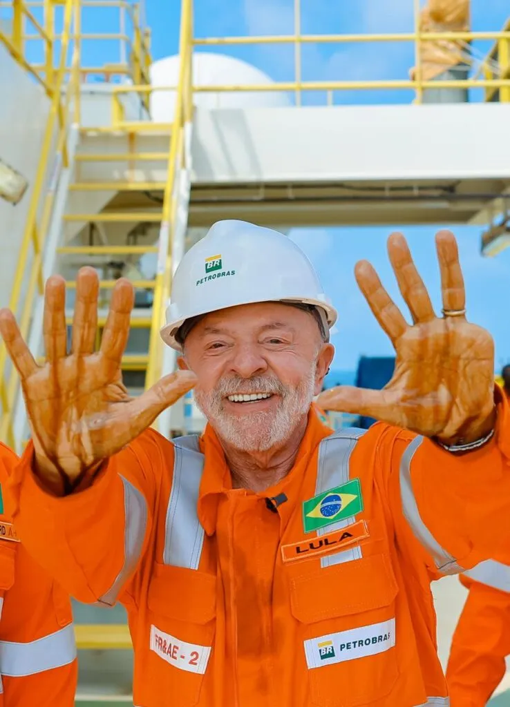 Lula visita a Petrobrás na Foz do Amazonas e diz que petróleo significa soberania nacional e investimento em educação 1 lula-e-alcolumbre-visitam-navio-sonda-da-petrobras-no-amapa-apos-descoberta-de-petroleo-na-margem-equatorial-presidente-da-petrobras-magda-chambriard-recepcionou-comitiva-em-visita-a-sonda-ns-42-que-faz-a-pesquisa-exploratoria-no-poco-morpho-em-aguas-profundas-do-amapa-na-margem-equatorial-brasileira-a-presidente-acompanhou-o-presidente-da-republica-luiz-inacio-lula-da-silva-o-ministro-de-minas-e-energia-alexandre-silveira-a-ministra-da-casa-civil-miriam-belchior-e-o-presidente-do-senado-federal-david-alcolumbre-a-sonda-ns-42-realiza-a-pesquisa-exploratoria-no-poco-morpho-na-margem-equatorial-brasileira-onde-a-petrobras-descobriu-a-presenca-de-hidrocarbonetos-tvt-news