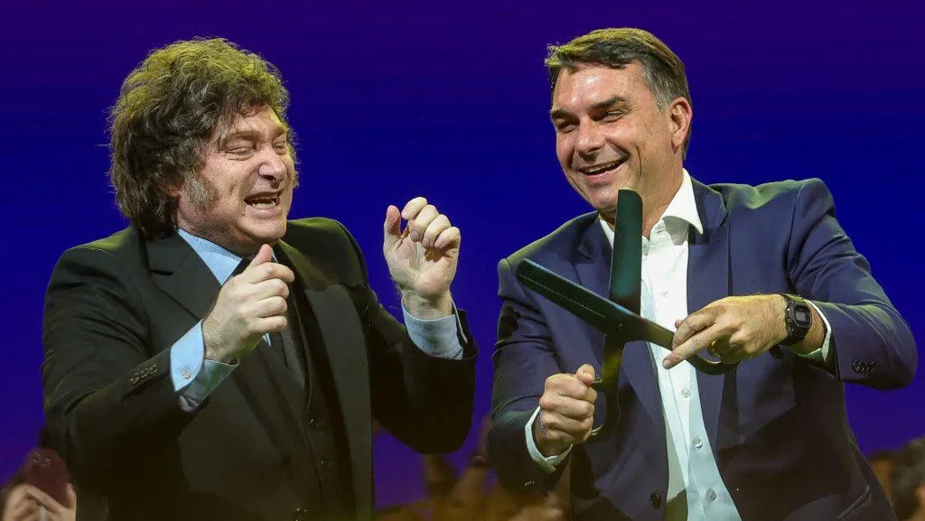 Fuga de Flávio Bolsonaro: avião deve pousar em Miami 3 fuga-de-flavio-bolsonaro-milei-argentina