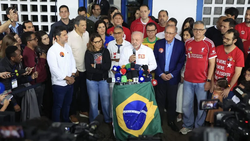 Lula é eleito presidente do Brasil 3 lula-vota-lula-voto-eleicoes-2026-urna-voto-do-lula-2-turno-eleicoes-2026-lula-alckmin-resultado-apuracao-presidente-da-republica-constituicao-paulista-mobilizacao-popular