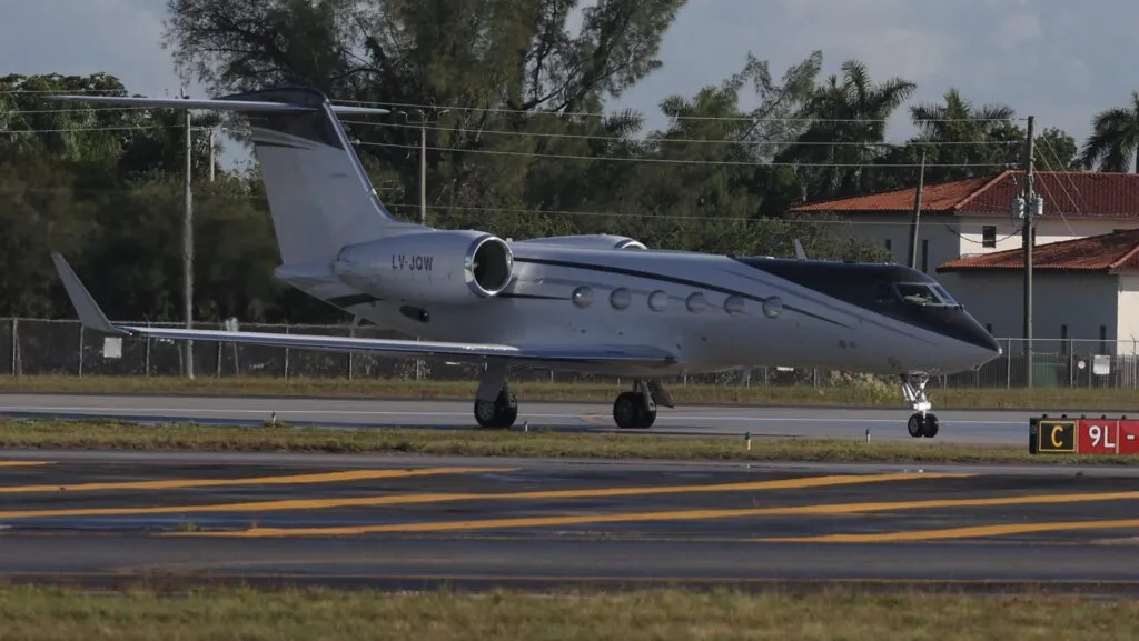 flavio-bolsonaro-desembarca-de-uma-aeronave-apos-chegar-ao-aeroporto-executivo-opa-locka-em-miami-florida-no-dia-28-de-outubro-de-2026-o-candidato-presidencial-de-direita-derrotado-no-brasil-flavio-bolsonaro-desembarcou-hoje-de-um-aviao-particular-na-florida-fato-presenciado-pela-afp-apesar-de-uma-ordem-judicial-que-o-proibia-de-deixar-o-pais-sua-aeronave-pousou-no-aeroporto-executivo-opa-locka-nos-arredores-de-miami-vinda-da-argentina-e-com-uma-escala-no-equador-em-meio-a-especulacoes-que-circulavam-ha-dias-sobre-seu-paradeiro-jato-jatinho-fuga-de-flavio-bolsonaro-futgitivo-flavio-bolsonaro-fujao-fugitivo-tvt-news