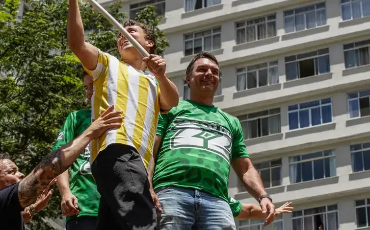 manifestacao-na-avenida-paulista-pro-flavio-bolsonaro-teve-missil-inflavel-pedindo-um-ataque-nuclear-a-donald-trump-no-mesmo-dia-houve-relatos-de-agressao-de-bolsonaristas-a-apoiadores-do-pt-e-deputado-estadual-do-pl-foi-detido-apos-disparo-em-casa-noturna-foto-rafa-neddermeyer-agencia-brasil